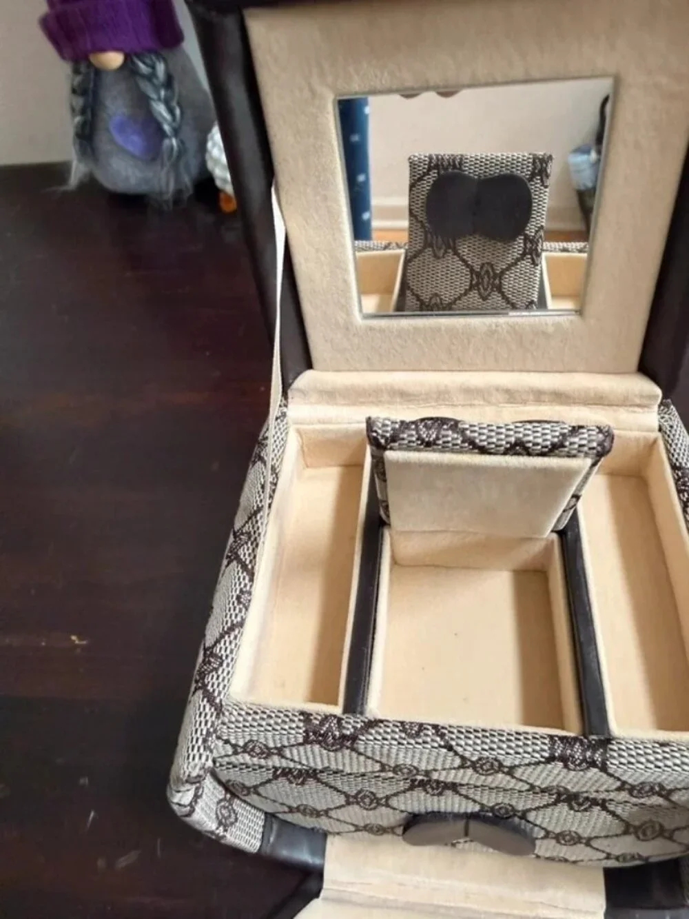 Luxury Patterned Beige Jewelry Travel Case with Mirror